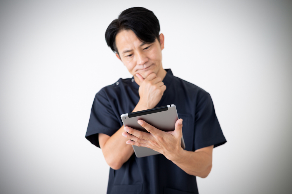 連携の課題について悩む医療・介護スタッフ